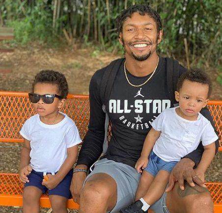 1701069772218064067.jpg Bradley-Beal-with-his-two-son.jpg